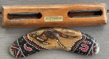 Bumerang australian handmade, lemn de Mulga, decorat cu tehnica &rdquo;dot art&rdquo;, cu suport, &icirc;n ambalaj original, artă tradițională exotică, 20 cm