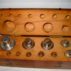 B207-Set greutati alama si bronz in cutie lemn.