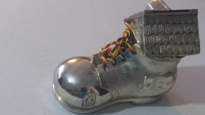 S - Pusculita metalica - forma de casa in gheata - piesa de colectie foto