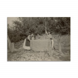 Trei tinere la f&acirc;nt&acirc;nă, fotografie de epocă, atelier Alexandru Bellu