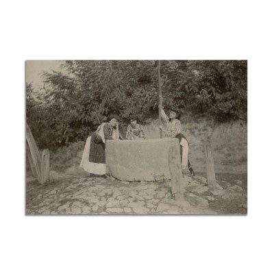Trei tinere la f&amp;acirc;nt&amp;acirc;nă, fotografie de epocă, atelier Alexandru Bellu foto