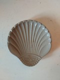Farfurioara ceramica (gresie) in forma de scoica, vintage, 12x11cm