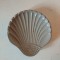 Farfurioara ceramica (gresie) in forma de scoica, vintage, 12x11cm