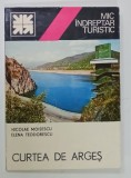 CURTEA DE ARGES , MIC INDREPTAR TURISTIC de NICOLAE MOISESCU si ELENA TEODORESCU , 1980 , DEDICATIE SI CARTE POSTALA SEMNATA *