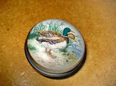 Caseta mica medicamente vintage cu rate metal. Diametrul 4 cm, grosime 2 cm.
