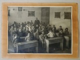 INTERIORUL UNEI CLASE DE SCOALA PRIMARA , ELEVI SI INVATATORI , FOTOGRAFIE DE GRUP , ANII &#039;30