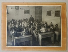 INTERIORUL UNEI CLASE DE SCOALA PRIMARA , ELEVI SI INVATATORI , FOTOGRAFIE DE GRUP , ANII &#039;30