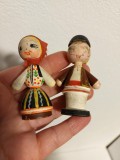 Lot 2 figurine lemn artizanat vechi romanesc pereche in costum popular, cca 6cm