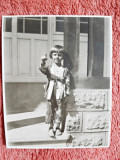 Fotografie, Geo (dr. Litarczek, parintele radiologiei romanesti), pe scariel vilei Cuib de Fericire, Techirghiol 1929