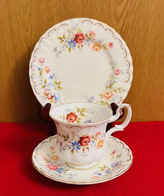 SET DE 3 PIESE DIN PORTELAN ENGLEZESC ROYAL ALBERT- BONE CHINA- &quot;JUBILEE ROSE&quot;