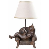 Lampa de masa cu o pisica citind pe un fotoliu CW600