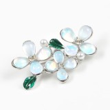 Brosa martisor cu flori albe sidefate