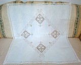 Fata de masa Vintage din In cu broderie manuala in cruciulite si margine de dantela croset.