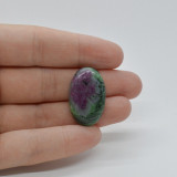 Cabochon rubin in zoisit 27x17x6mm c39