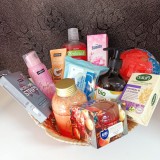 Cos Cadou Surpriza BooBasket: Masca Puncte Negre, Sapun, Sare Baie, Lumanare, Crema, Sampon, Odorizant, Lotiune Corp, Servetele, Burete, Cos Rachita