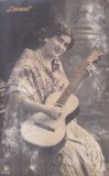 Carte postala infatisand o femeie care canta la chitara sub numele de Carmen