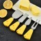 Set 4 ustensile mici pentru branzeturi, design elegant, usor de intretinut, lame din otel inoxidabil, compacte, galben/argintiu