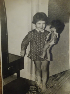 Anii 70, Fotografie fetita cu păpusă Arădeanca, 17x24 cm, copilarie, jucarii foto