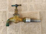 Robinet alama canea veche vechi vintage butoi gradina