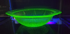 Uranium Glass - Vaseline Glass (obiect din sticla cu uraniu) foto