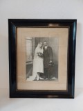 Fotografie veche portret tineri casatoriti miri, tablou in rama lemn sub sticla, inceput de anii 1900 , 42x35cm