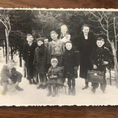 Fotografie interbelica reprezentand un grup de scolari intr-un sezon de iarna