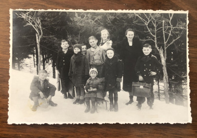 Fotografie interbelica reprezentand un grup de scolari intr-un sezon de iarna foto