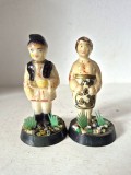 Pereche figurine vintage rom&acirc;nești, țărani &icirc;n costum popular, plastic, 9 cm, jucarie romaneasca veche, decor anii 70-80