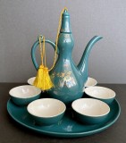 Set de sake din portelan Coreea de Nord, pictat manual, turcoaz cu ornamente aurii - Carafa cu ciucuri aurii + 6 cesti + platou, cu stanta originala