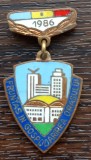 INSIGNA ROMANIA - FRUNTAS IN GOSPODARIREA ORASULUI 1986, Romania de la 1950