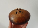 Vază din ceramică gresie &ndash; lucrată manual, glazură brună rustică, 11&times;8&times;9 cm, semnata pe fund