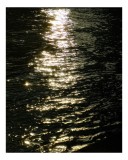Tablou Canvas, "Strălucirea soarelui pe apă", Lumină, Reflexie, Apă, Strălucire, Mișcare, &Icirc;ntuneric, Textură, Contrast, Valuri, Sclipire, 26 x 39 cm,