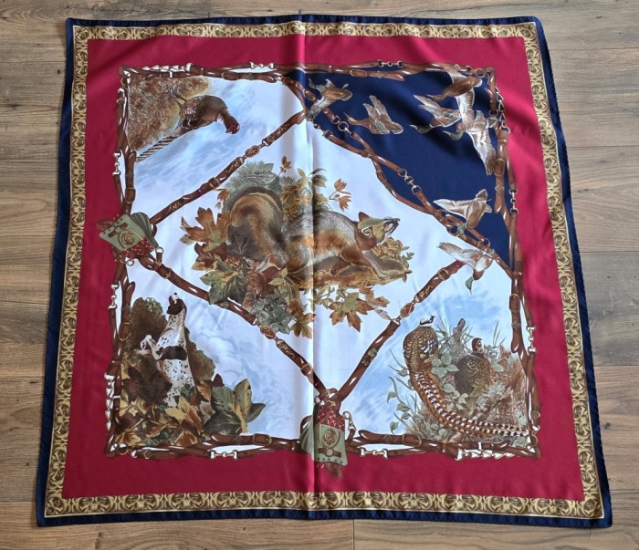 BATIC-EȘARFĂ VINTAGE DIN POLIESTER CU MODEL V&Acirc;NĂTORESC