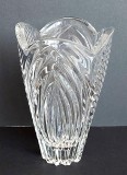 Vaza mica din cristal de Bohemia cu gura in valuri, motive frunze, inaltime 13cm