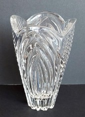 Vaza mica din cristal de Bohemia cu gura in valuri, motive frunze, inaltime 13cm