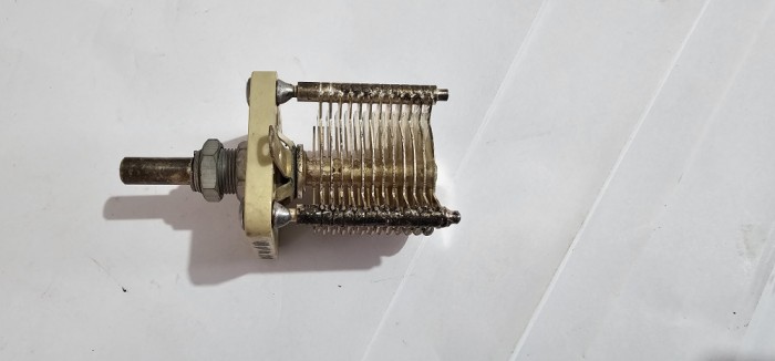 CONDENSATOR VARIABIL , RADIO