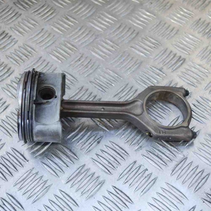 Piston BMW 5 E60 2009 OEM: 7799357