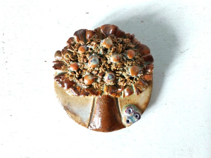 Placuta ceramica medalion cu copac cu fructe, de agatat pe perete, 6.5cm diametru, artist made, Hand-made
