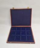 cutie pentru monede sau medalii lemn capitonat interior cu catifea albastra 12 compartimente 5 x 5 cm