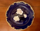 PLATOU DIN PORTELAN COBALT- CU MARCAJ IRIS CLUJ D30CM