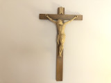 Cruce din lemn,cu Isus rastignit sculptat in lemn