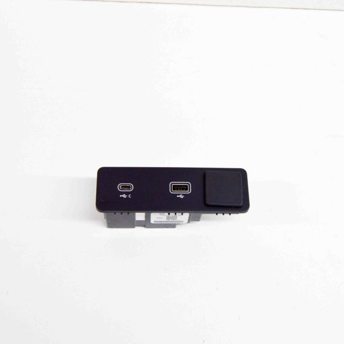 USB JAGUAR F-PACE X761 2022 OEM: L8B2-19E110-CD | 15988449