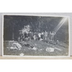 GRUP DE EXCURSIONISTI IN PADURE , FOTOGRAFIE TIP CARTE POSTALA , MONOCROMA, NECIRCULATA , PERIOADA INTERBELICA