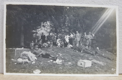 GRUP DE EXCURSIONISTI IN PADURE , FOTOGRAFIE TIP CARTE POSTALA , MONOCROMA, NECIRCULATA , PERIOADA INTERBELICA foto