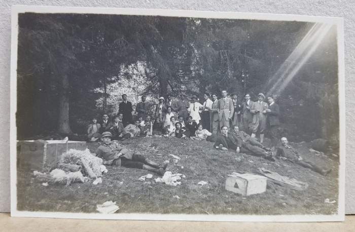 GRUP DE EXCURSIONISTI IN PADURE , FOTOGRAFIE TIP CARTE POSTALA , MONOCROMA, NECIRCULATA , PERIOADA INTERBELICA