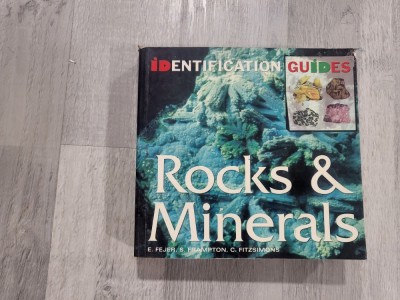 Rocks&amp;amp;Minerals. Identification guides foto