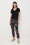 Medicine pantaloni de trening din bumbac culoarea turcoaz, cu model