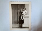 Fotografie 6/9 cm cu femeie cu copil din Buzău &icirc;n 1941