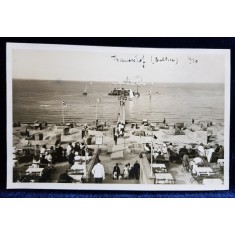 TERASE SI PLAJA LA MAREA BALTICA , VEDERE INSPRE MARE , FOTOGRAFIE TIP CARTE POSTALA , MONOCROMA, PE HARTIE LUCIOASA , NECIRCULATA , DATATA PE FATA 19