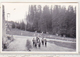 Bnk foto Grup de elevi la Cabana PesteraaBucegi 1965, Alb-Negru, Romania de la 1950, Natura